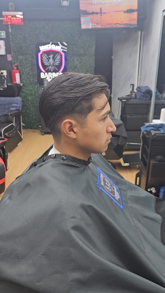 Side fade con peinado lateral, fondo Mike's Club