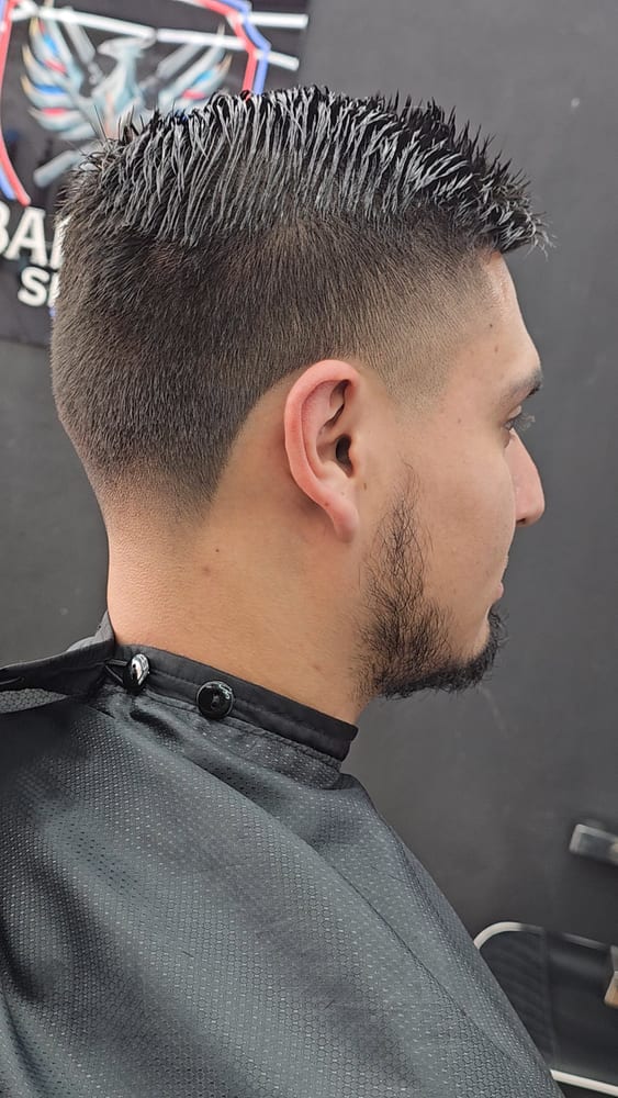 Fade alto con perfilado de barba