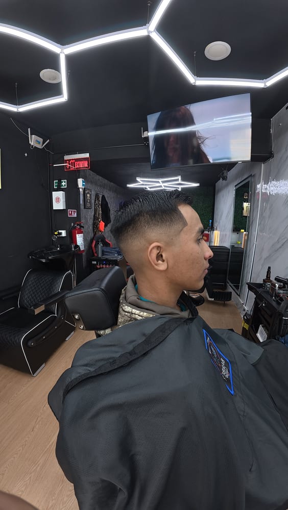 Mid fade con perfilado de líneas