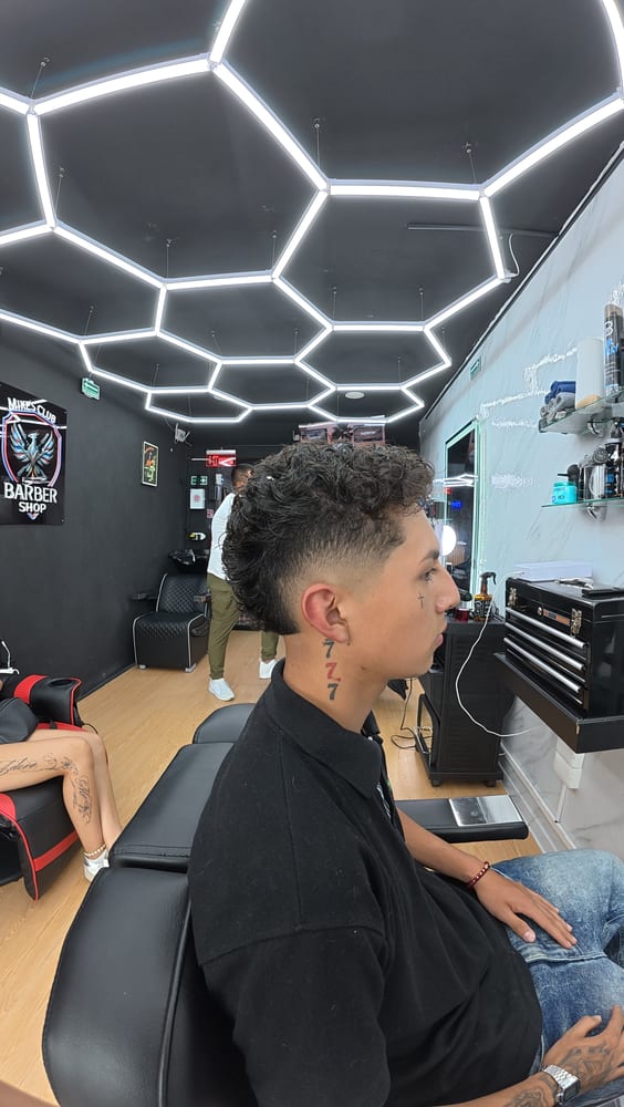 Corte rizado con perfilado de barba
