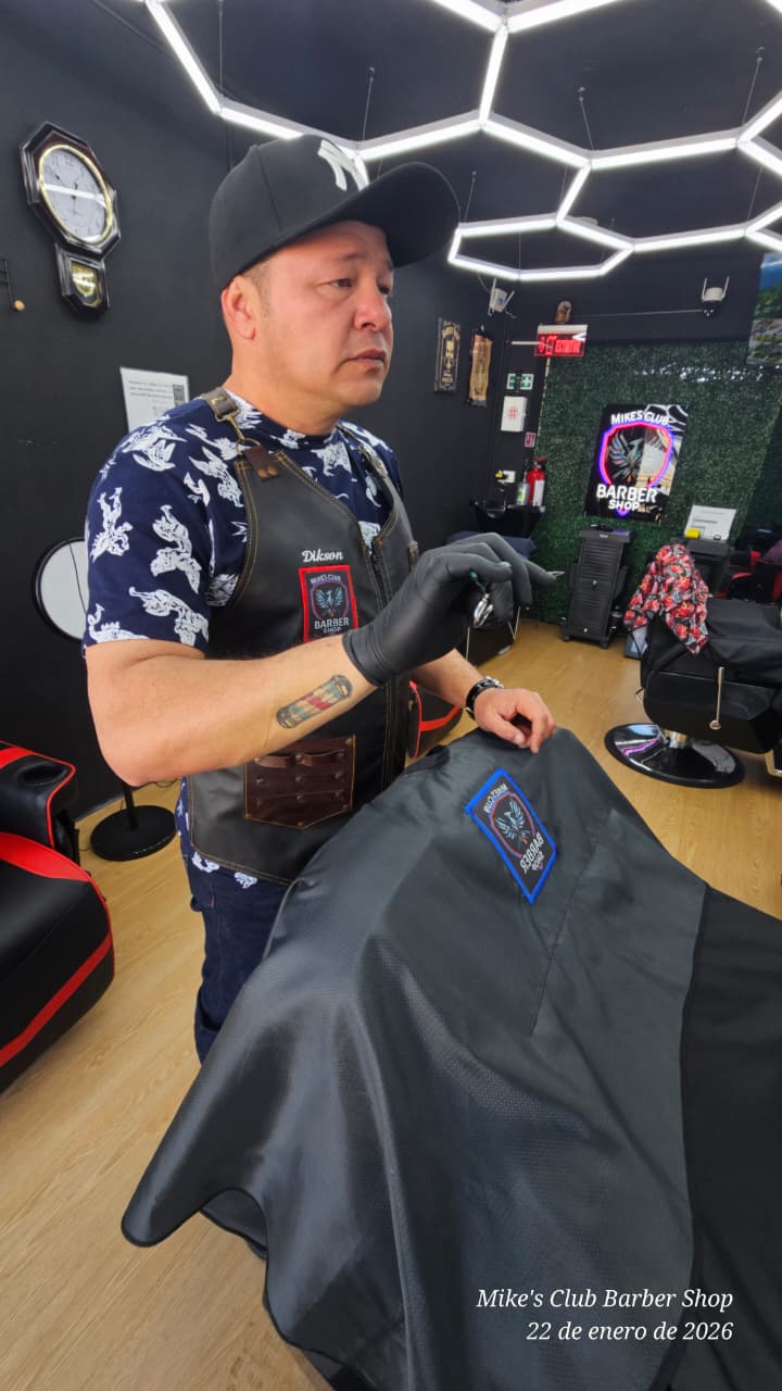 Dixon - Barbero profesional atendiendo cliente