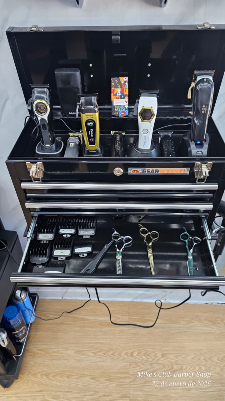 Arsenal completo de máquinas y tijeras profesionales